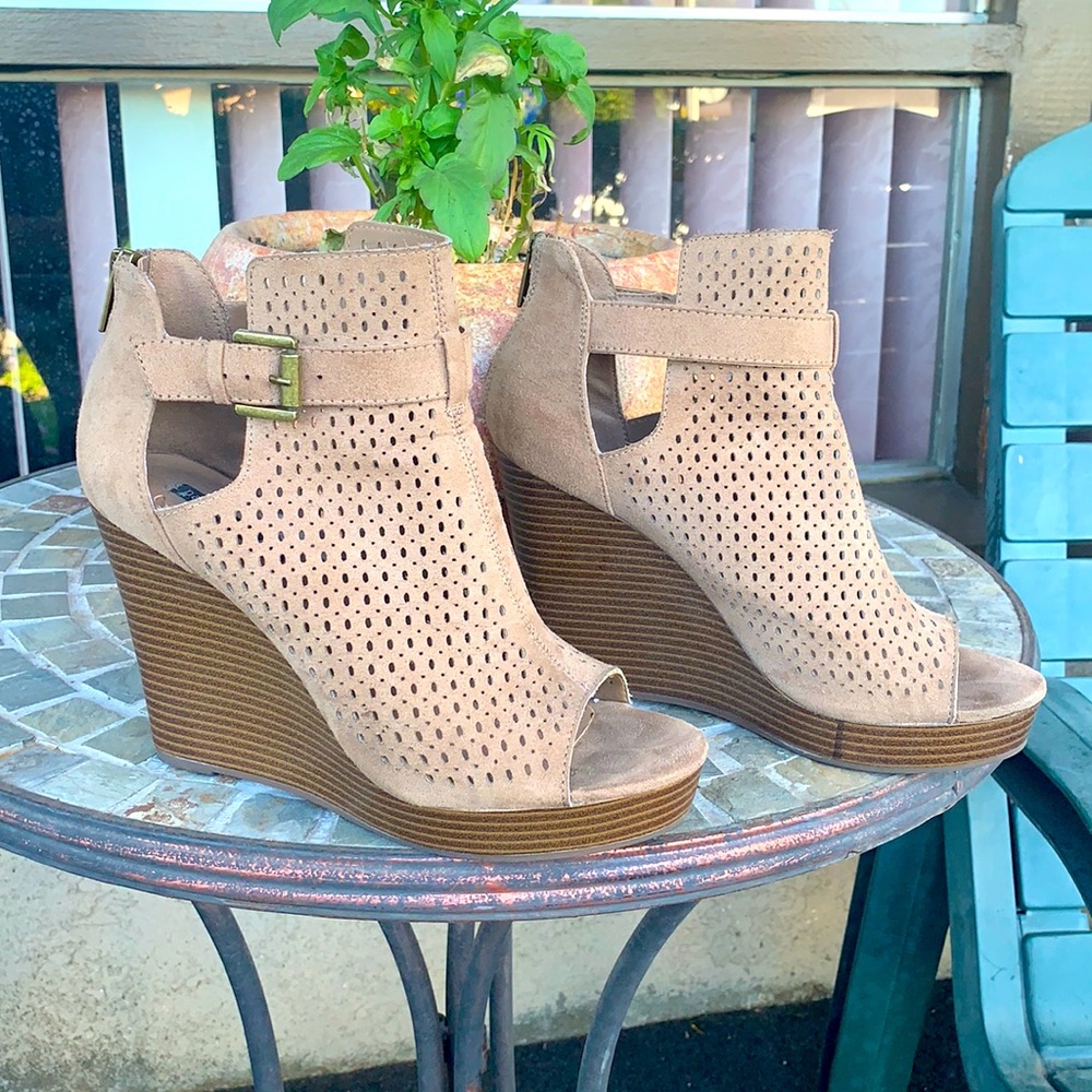 Tan Open toe wedges!